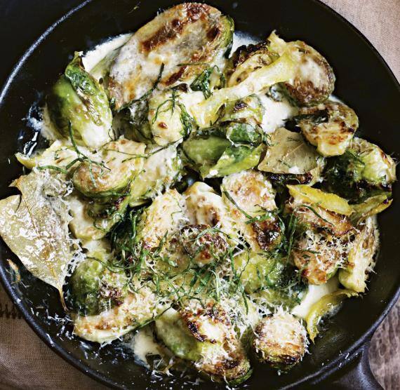 Rosenkohl mit Käse überbacken in einer Pfanne