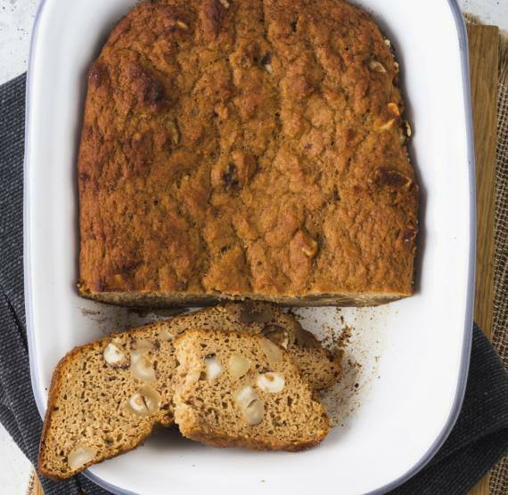 Brotlaib angeschnitten mit vielen Nüssen auf einem Kuchenteller