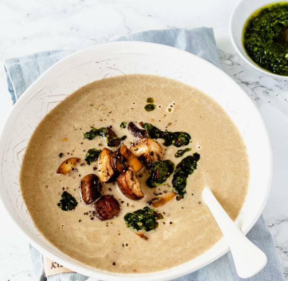 Cremesuppe in Teller mit Kräutergremolata