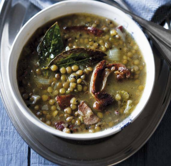 Linsensuppe in Schale mit Speck