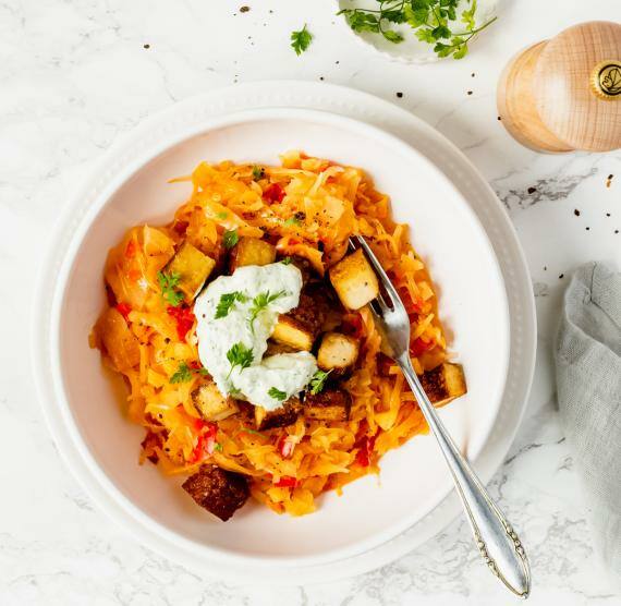 Teller mit Sauerkraut-Mix, Tofuwürfeln und Kräuterschmand