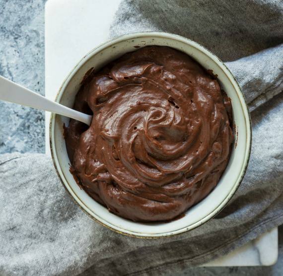 Schoko Pudding in Schale mit Löffel