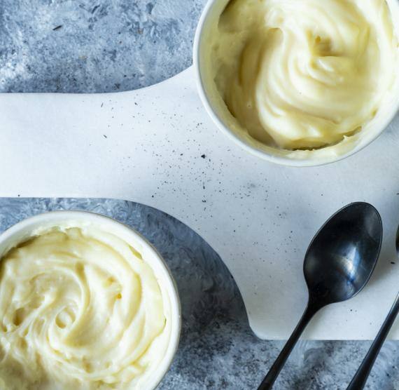 Vanille Pudding auf Brett und Tisch