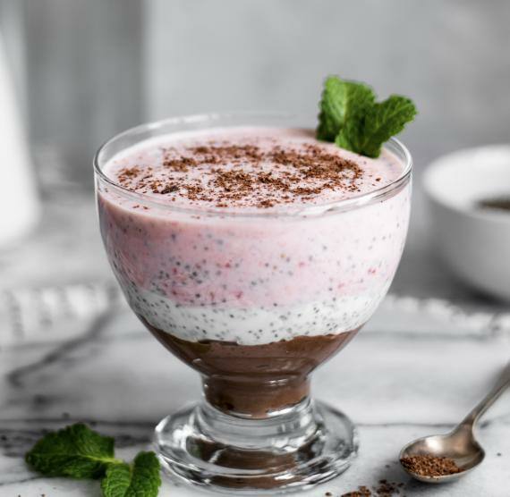 Glas mit 3 Schichten Pudding und Minze