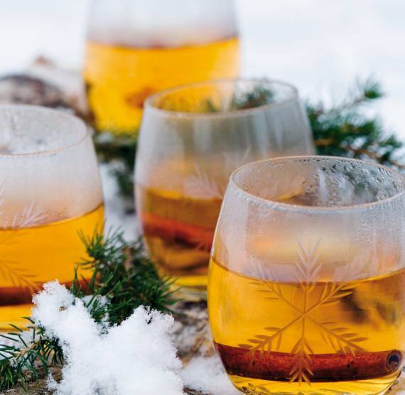 Gläser mit Apfelpunsch und Tannenzweige