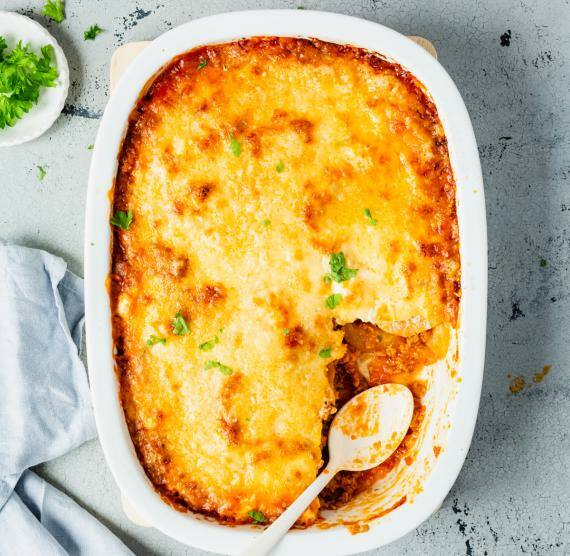 Lasagne in weißer Auflaufform