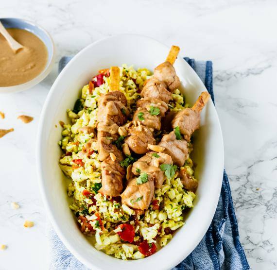 Hähnchenspieße auf gehacktem Gemüse