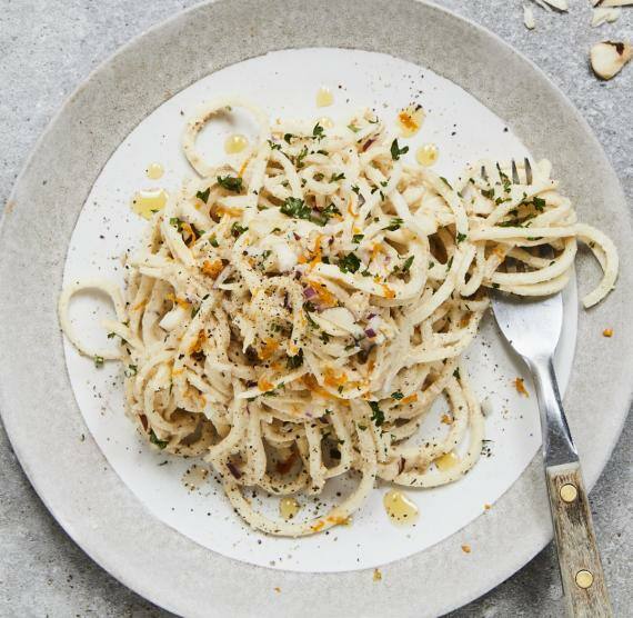 Spaghetti mit feinen Zwiebeln, Petersilie, Orangenabrieb und Öl