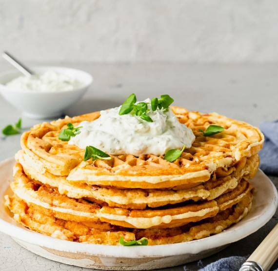Gestapelte Waffeln auf weißem Teller