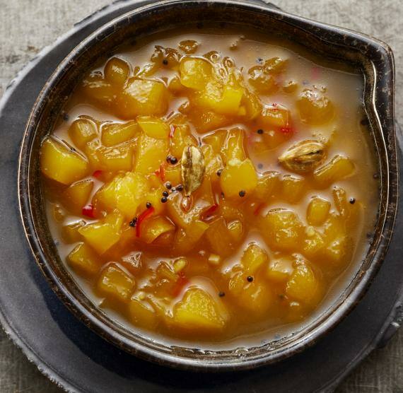 Gelbes Chutney in einer schwarzen Keramikform