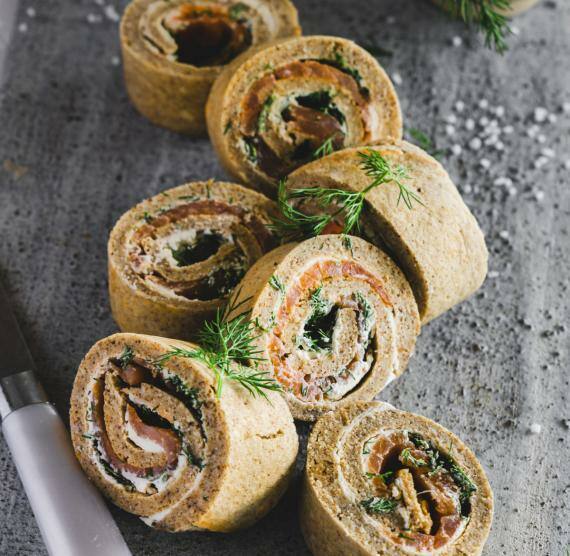 Pfannkuchen-Röllchen mit Frischkäse und Lachs