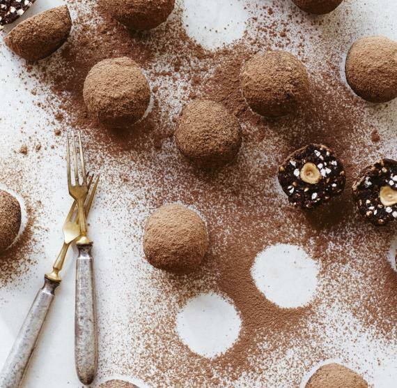 Dattelkugeln mit Haselnuss und gesiebtem Kakako