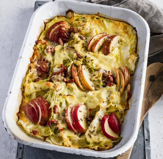 Auflaufform mit Weißkohl-Apfel-Speck-Mischung