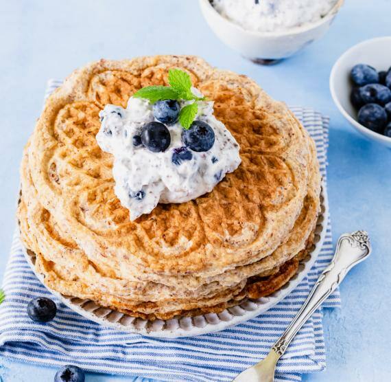 Gestapelte Herzwaffeln mit Quark und Blaubeeren