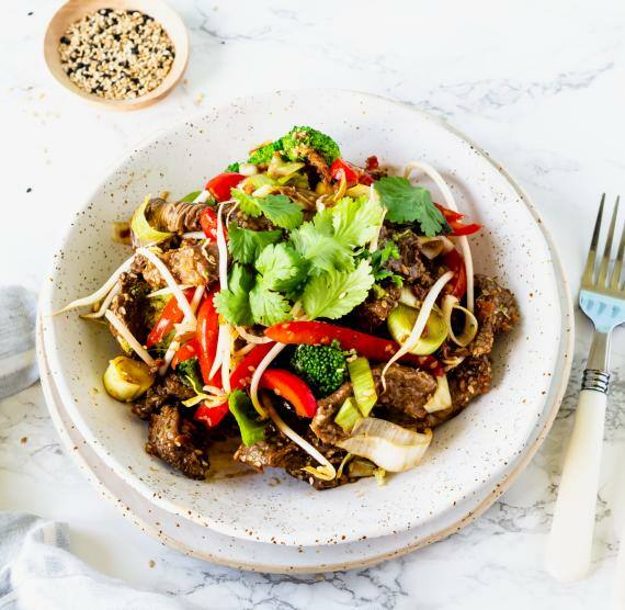 Teller mit Rindfleisch, buntem Gemüse, Tericaki-Sauce, Sprossen und Koriander