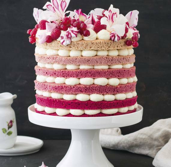 Geschichtete Torte mit Farbverlauf