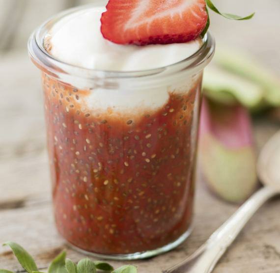 Rotes Fruchtpüree in einem Glas mit Sahne