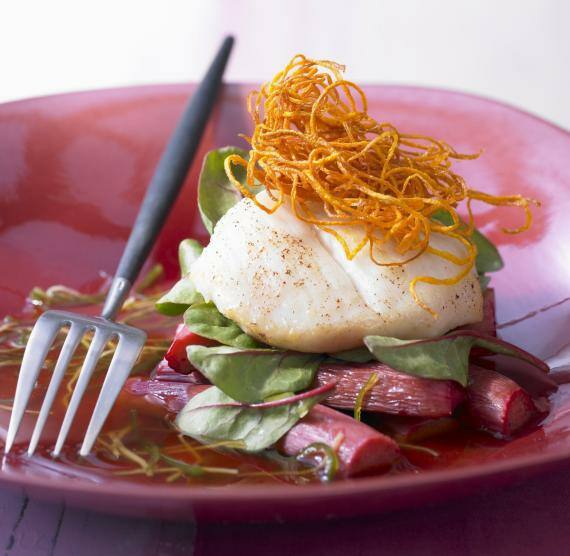 Seeteufelbäckchen angerichtet auf Rhabarberkompott