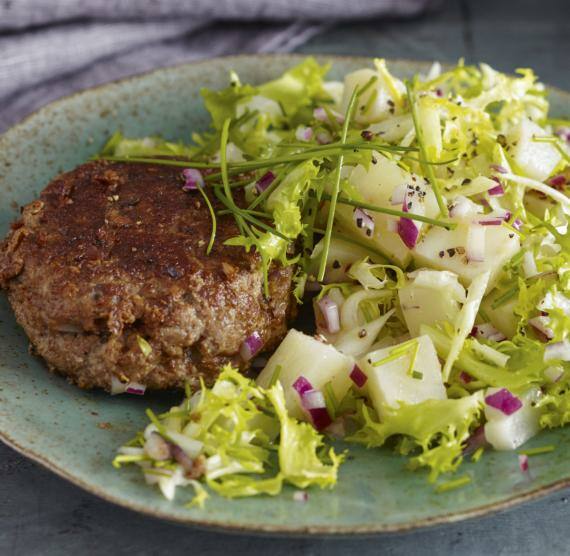 Fruchtiger Rotkohlsalat auf Feldsalatbett | Lowcarb.de