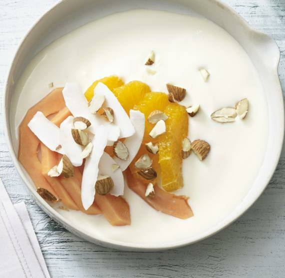 Joghurtcreme in einer Schüssel mit Obsttopping