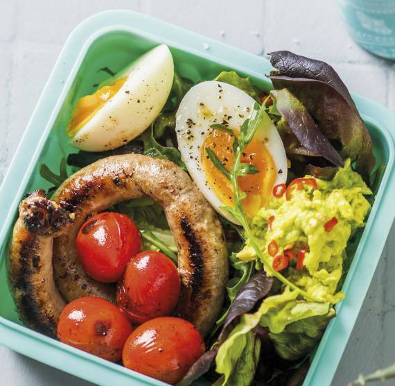 Lunchbox mit Würstchen, Ei und Gemüse