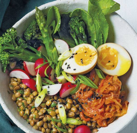 Schüssel mit Gemüse, Linsen und Eiern