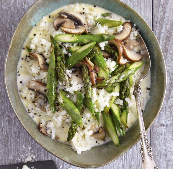 Schale mit Risotto, grünem Spargel und Pilzen