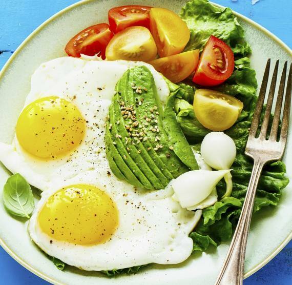 Spiegelei, Avocado und Salat auf einem Teller
