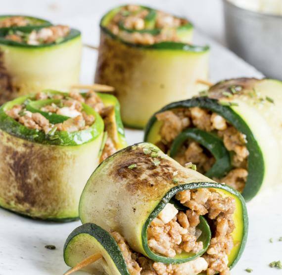 Fingerfood Röllchen aus Zucchini gefüllt mit Hackfleisch auf einem Teller