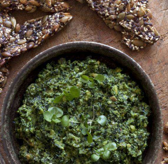 Cracker mit grünem Dip