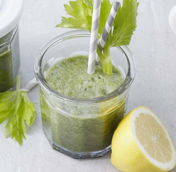 Grüner Smoothie in einem Einmachglas