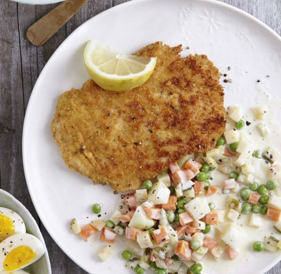 Paniertes Schnitzel und Salat auf einem /eller