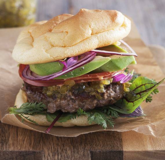 Burger auf einem Holzbrett