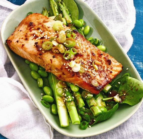 Lachsfilet auf grünem Gemüse in einer Auflaufform