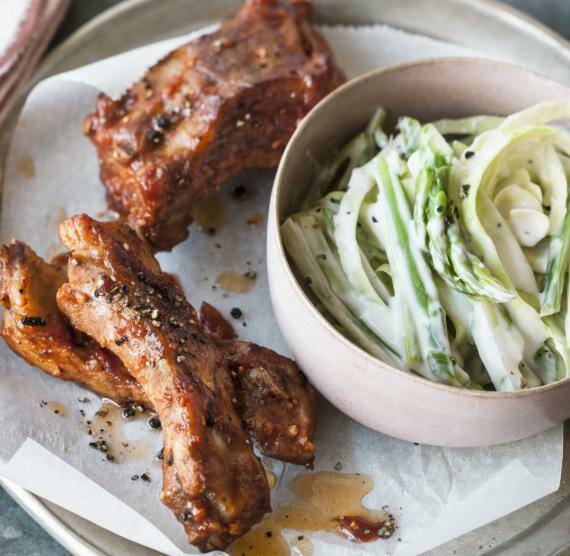 Sprareibs mit Salat auf einem Teller