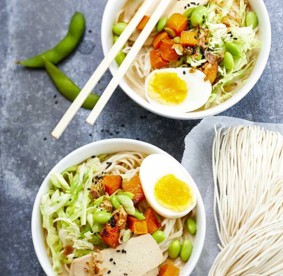 Nudelsuppe mit Gemüse und Ei in einer Schale