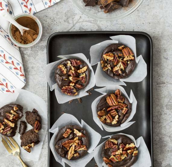 Muffins mit Schokolade und Nüssen auf einem Backblech