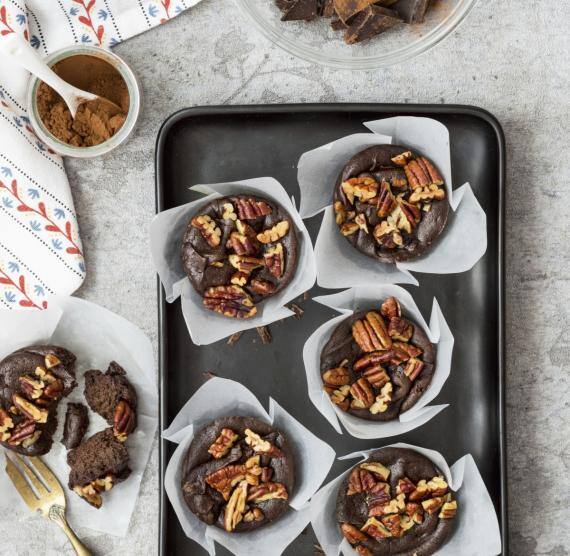 Muffins mit Schokolade und Nüssen auf einem Backblech