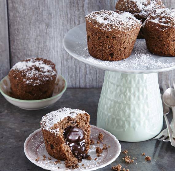Schokladenmuffin angeschnitten mit flüssigem Kern auf einem Kuchenteller