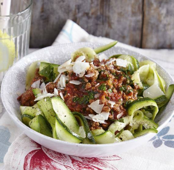 Zucchinibandnudeln mit Bolognese auf einem Teller