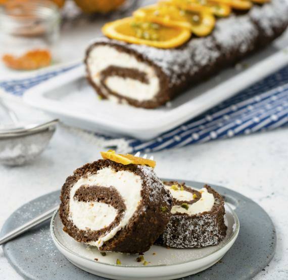 Biskuitrolle mit Schokoteig und Orangen belegt