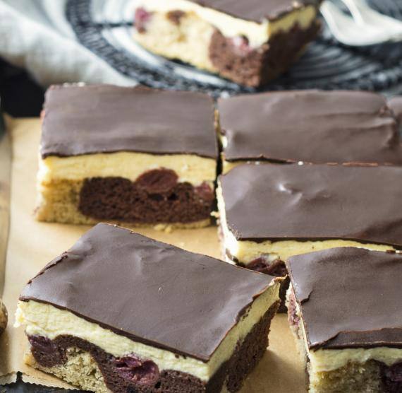 Donauwellenstücke auf einem Holzbrett