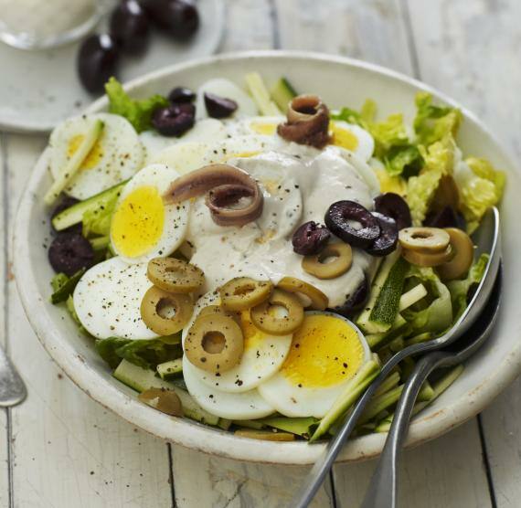 Salat mit Eiern und Oliven in einer Schüssel