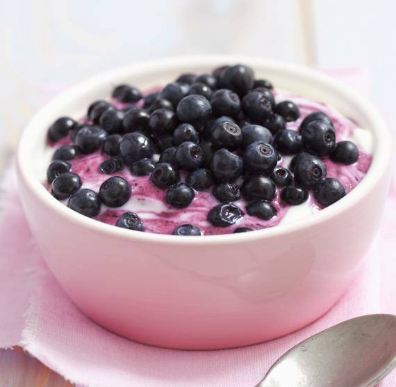 Rosa Schale mit Joghurtcreme und Blaubeeren