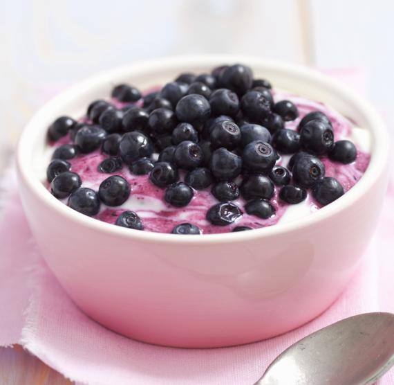 Rosa Schale mit Joghurtcreme und Blaubeeren