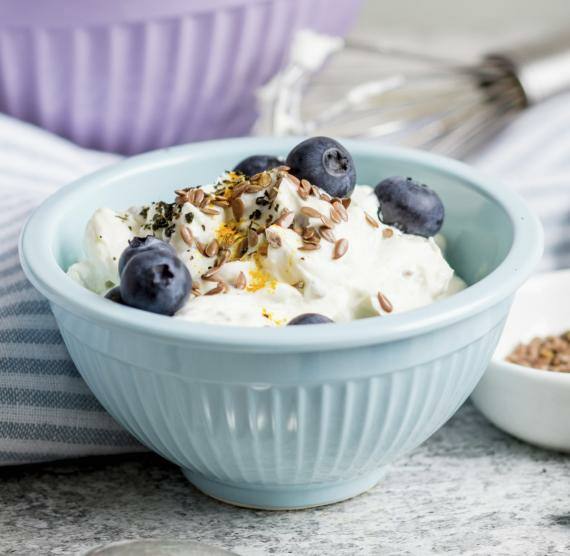 Müsli in einer Schale mit Beerentopping