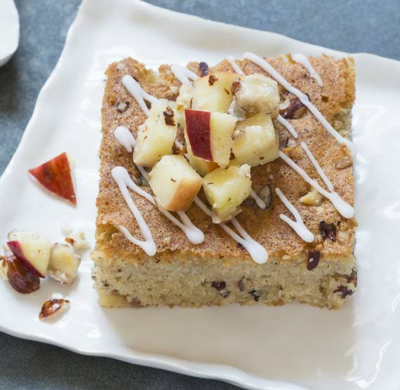 Kuchenstück auf einem weißen Teller