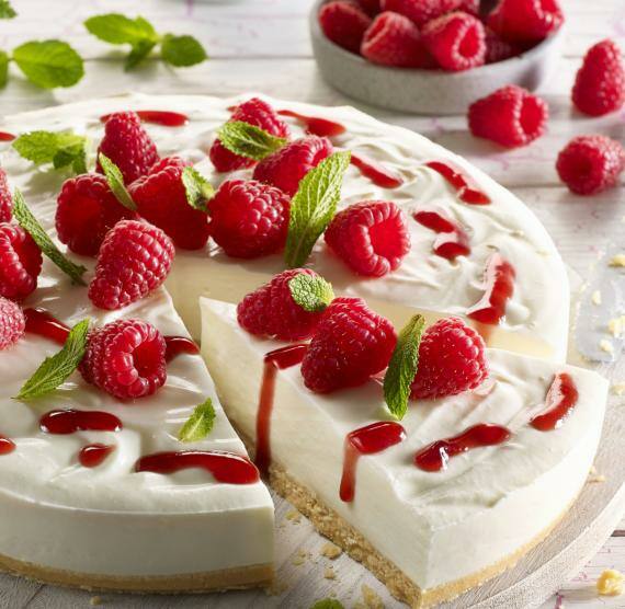 Frischkäsekuchen mit Himbeeren auf einer Tortenplatte