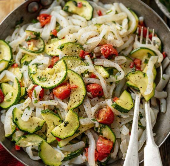 Konjakjnudeln mit Gemüse in einer Pfanne