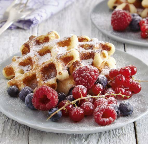 Waffeln und Beerenobst auf einem Teller